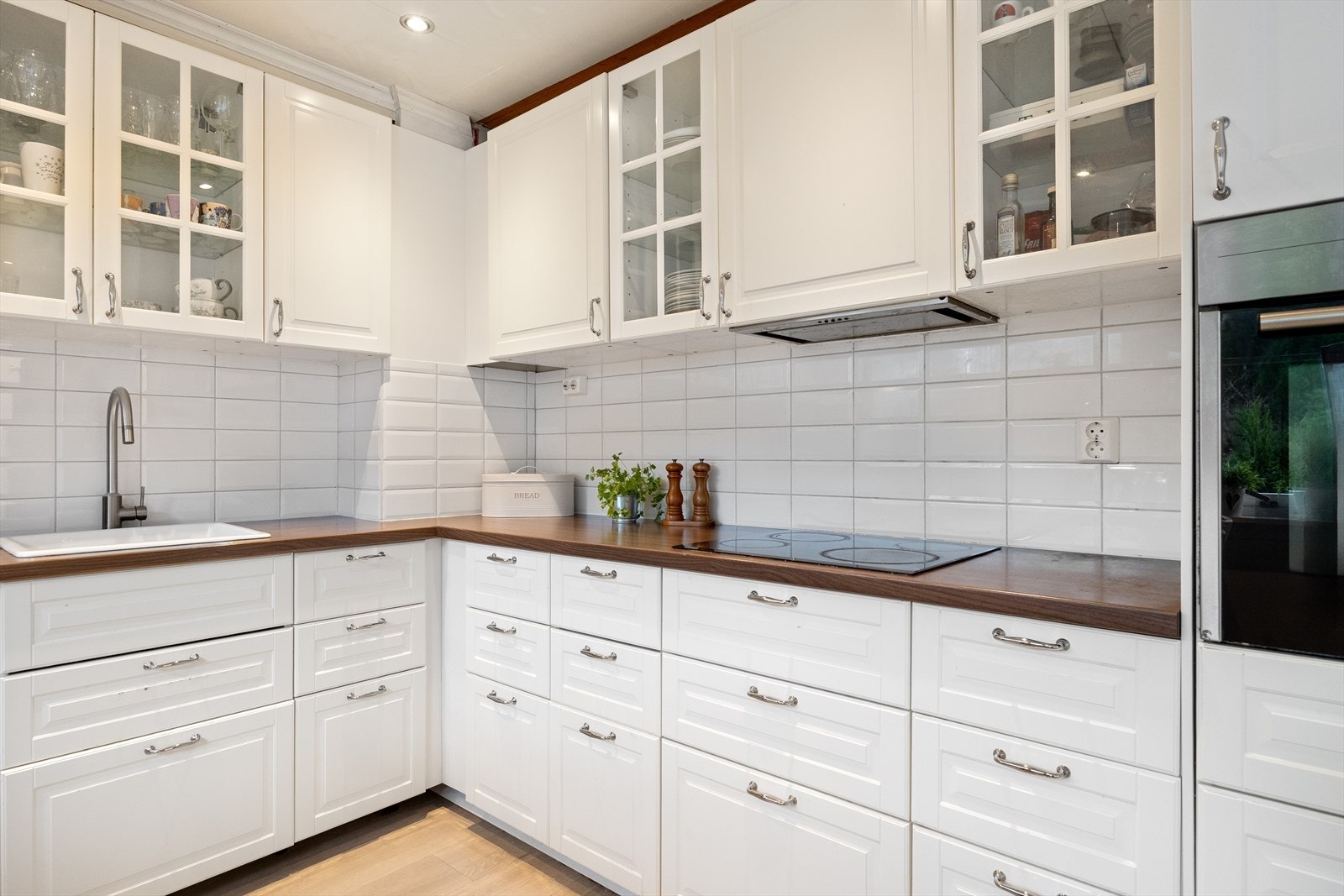 Kjøkkenet er romslig med god skapplass. Galleribilde