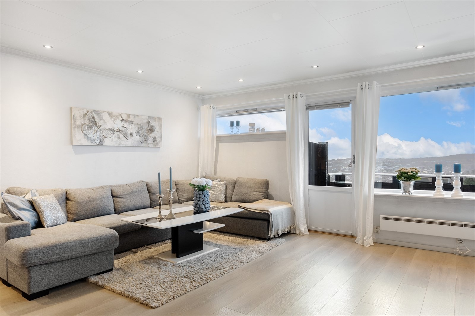 Stuen er lys med fantastisk utsikt og nydelig lysinnslipp. Galleribilde