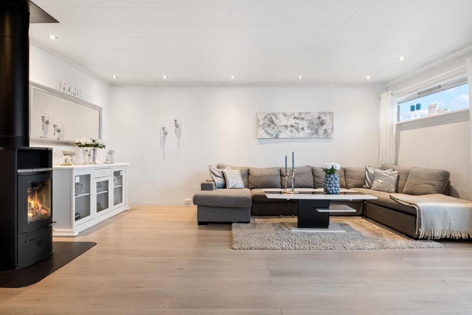 Stuen måler hele 28,4 kvm og gir rom for både en hyggelig spisestue og sofakrok. Galleribilde