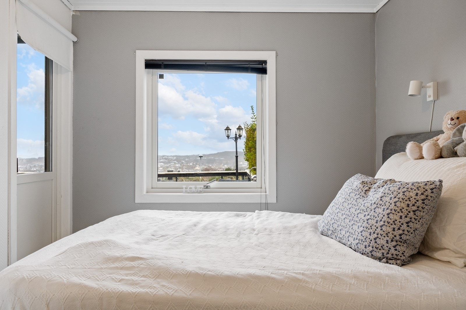 Fra rommet er det utgang til den nydelige terrassen som måler hele 46 kvm. Galleribilde