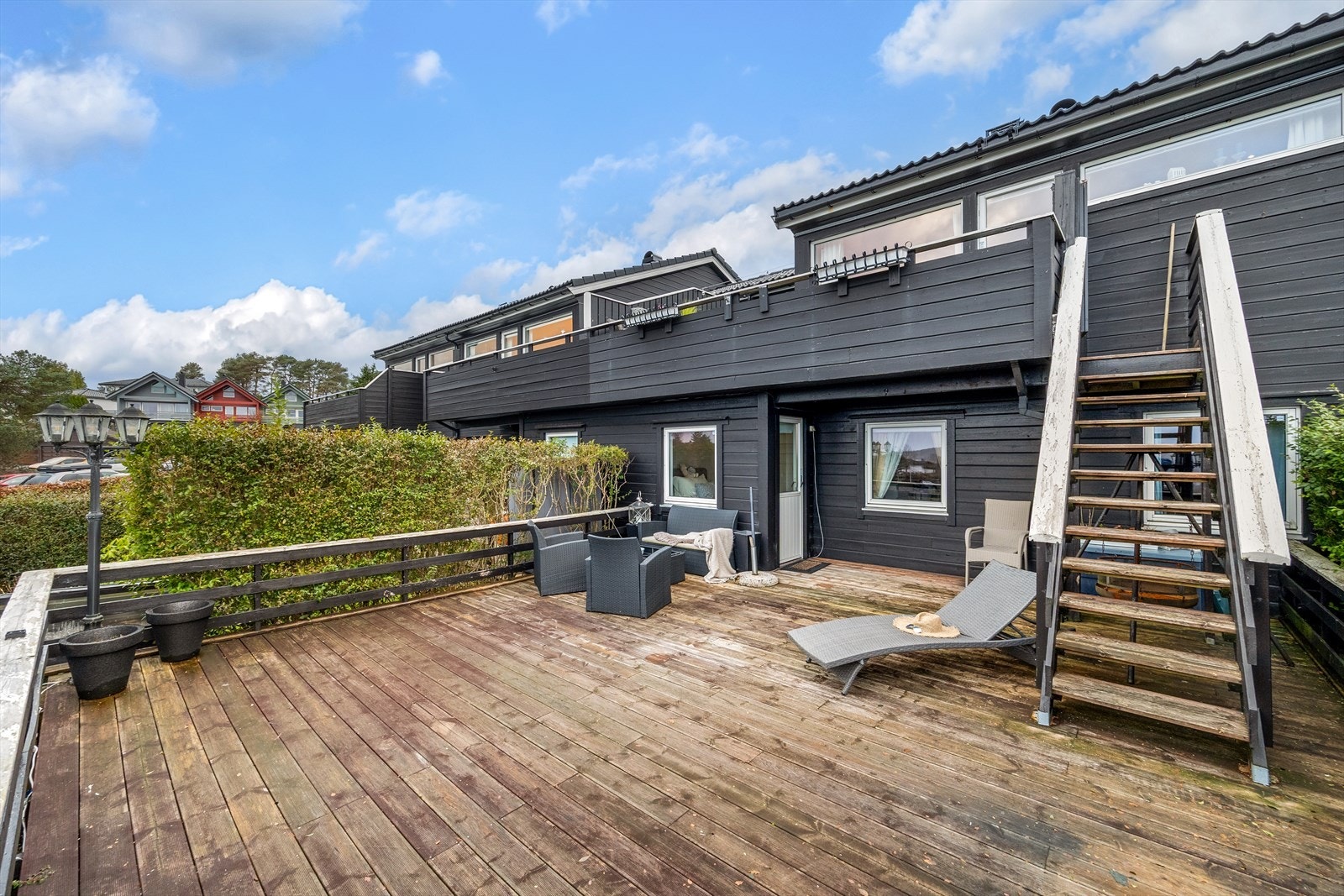Boligen har en nydelig og romslig terrasse hvor man kan møblere med en stor sittegruppe hvor man kan invitere venner og familie på solrike dager. Galleribilde