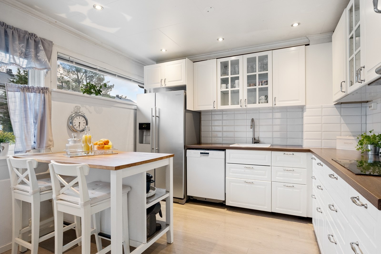 Kjøkkenet er tidløst og klassisk med en plass til en hyggelig spiseplass. Galleribilde