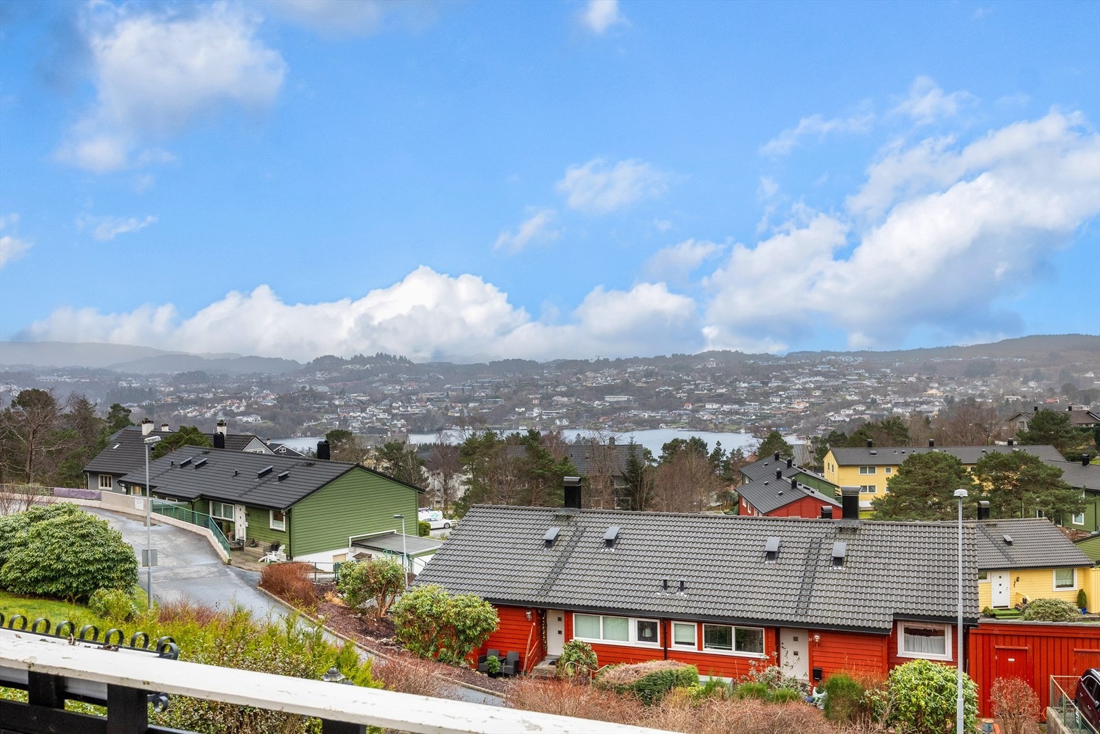 Utsikt mot Nordåsvannet fra egen balkong. Galleribilde