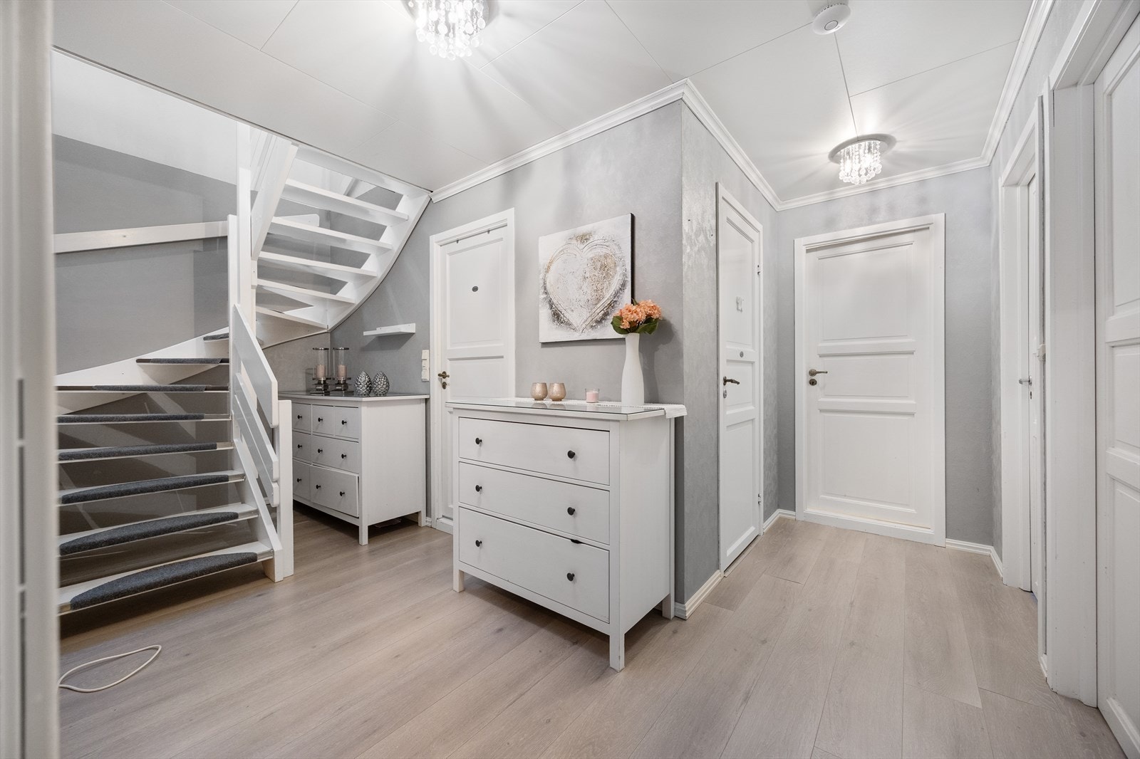 Gang i første med tilkomst til samtlige rom i etasjen. Galleribilde