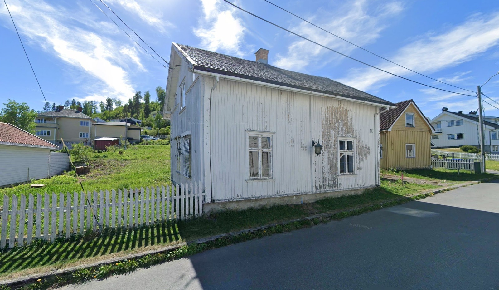 Hvit bolig skal renoveres. Det gule huset skal rives og bekostes av selger Galleribilde