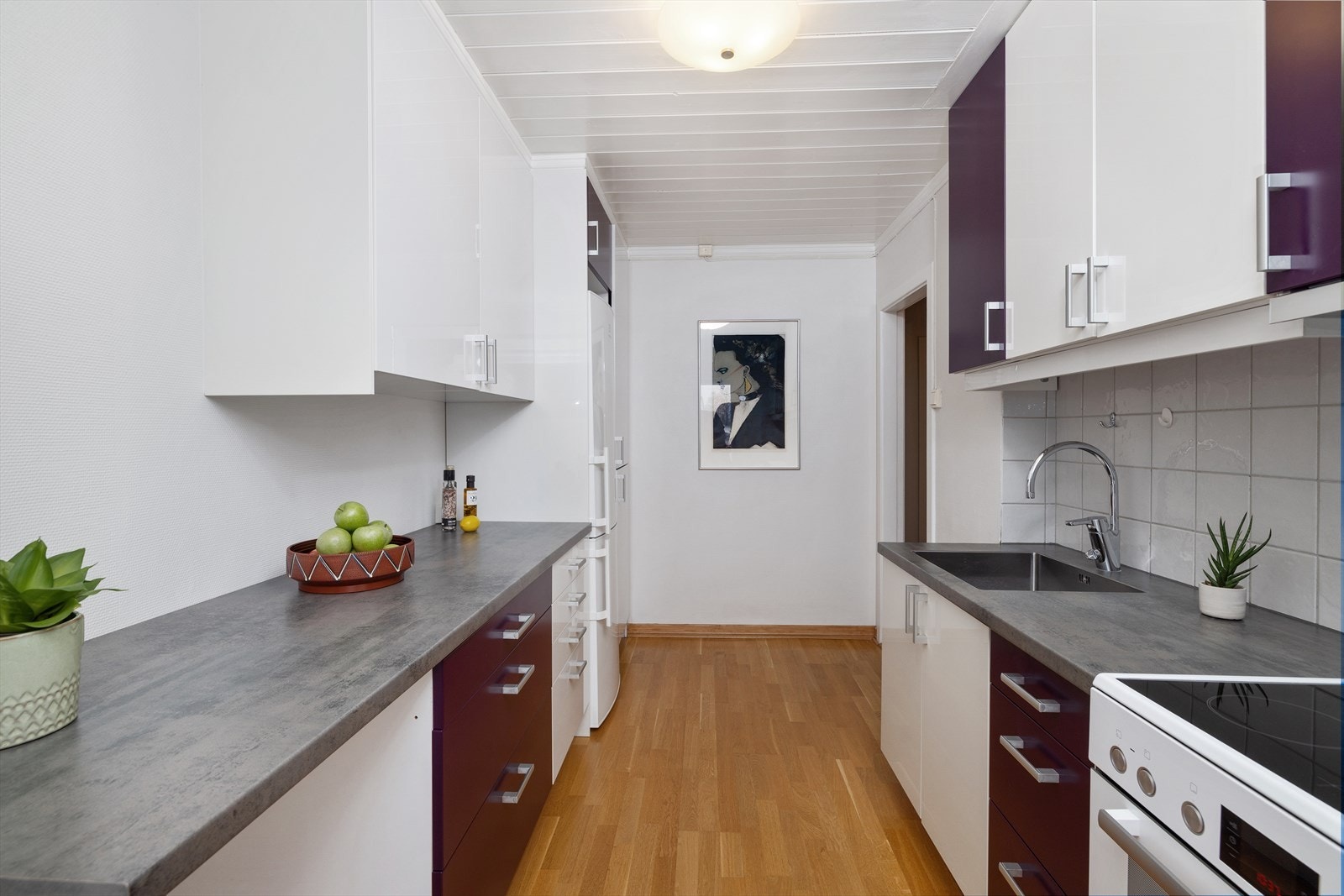 God benkeplass, hyggelig å innta ett lett måltid på enden av benken Galleribilde