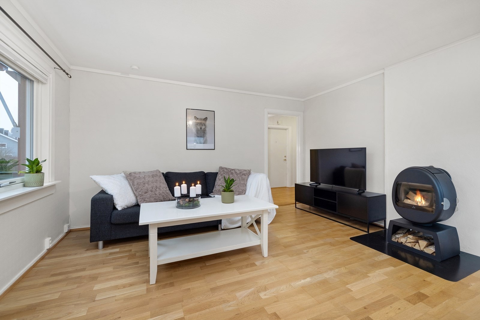 Salong har plass ved vindu og balkongdør Galleribilde