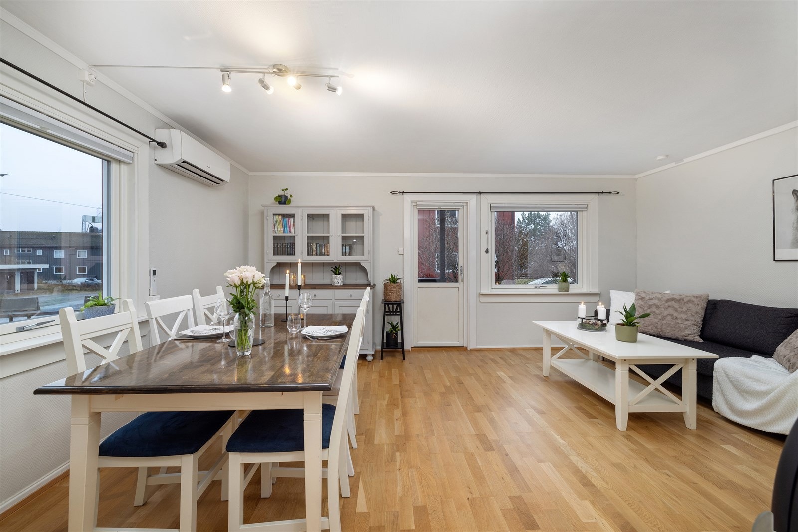 Lyse overflater og eikeparkett på gulv Galleribilde