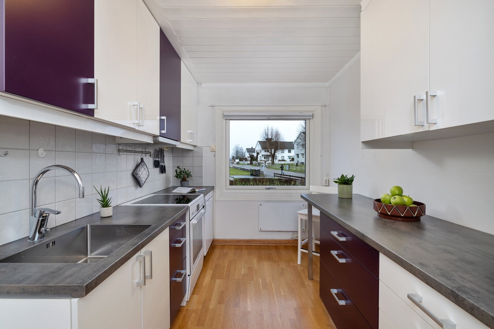 Parkett på gulv, fliser over oppvaskbenk og komfyr Galleribilde