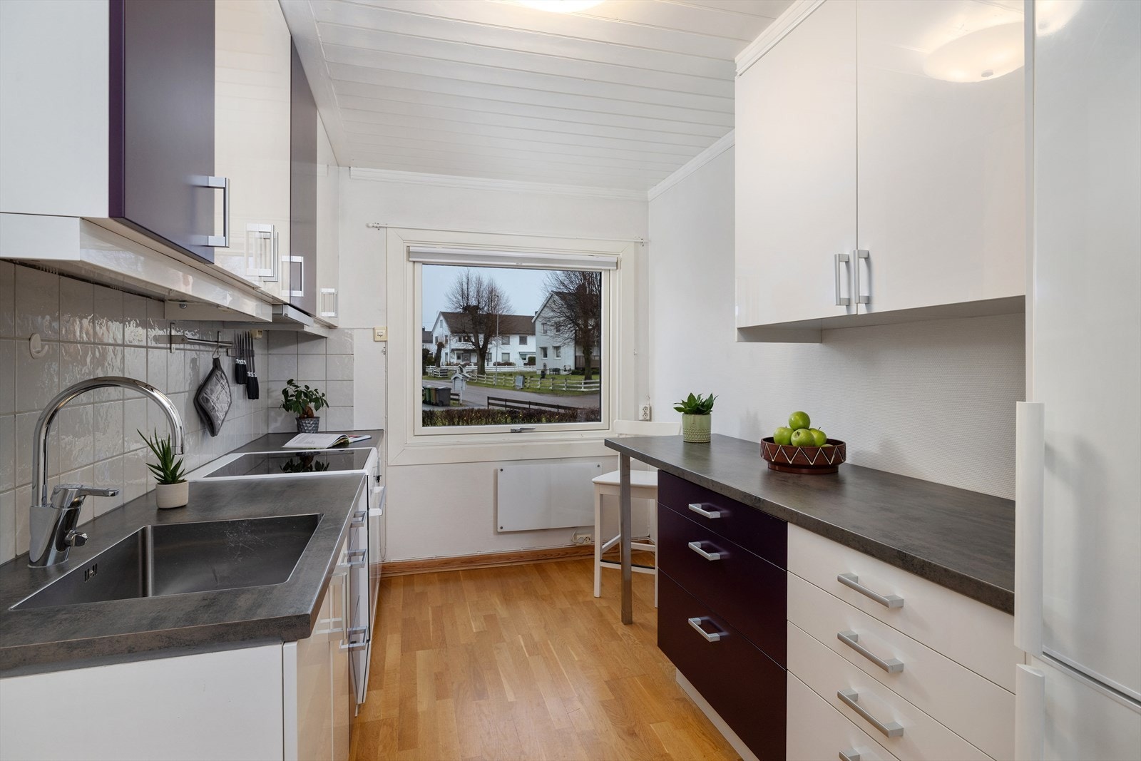 Kjøkkenet har takhøye skap Galleribilde