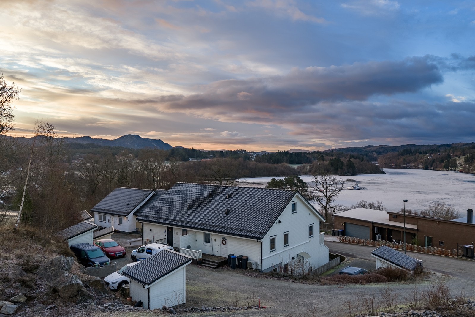 Fint beliggende med flott utsikt sørover utover Førlandsfjorden og mot vest. Sol fra morgen til kveld. Galleribilde