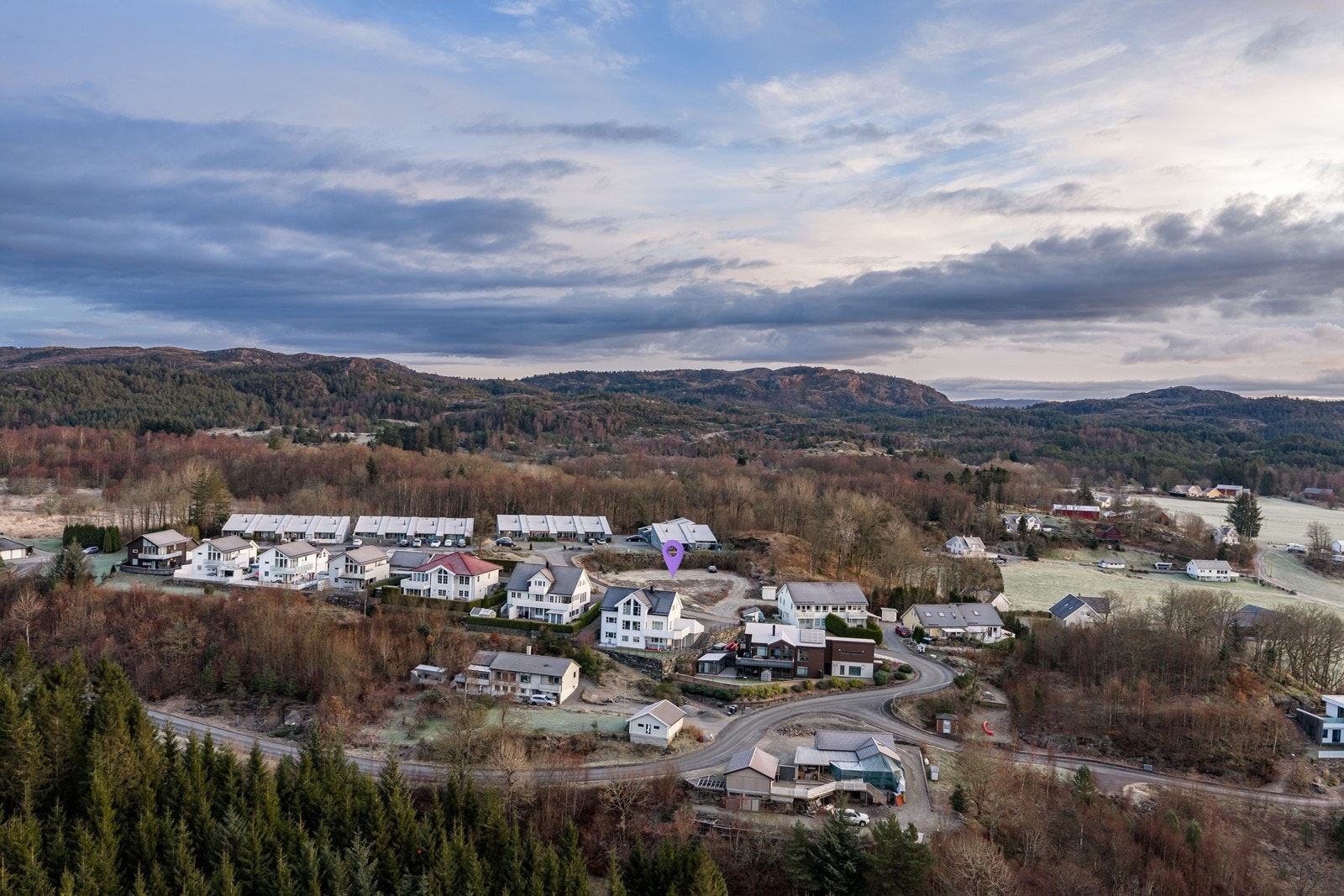 Feltets tomter er knyttet til et gass-distribusjonsnett som eies av Norsk Gassnett AS. Det er felles tank for propangass. Galleribilde