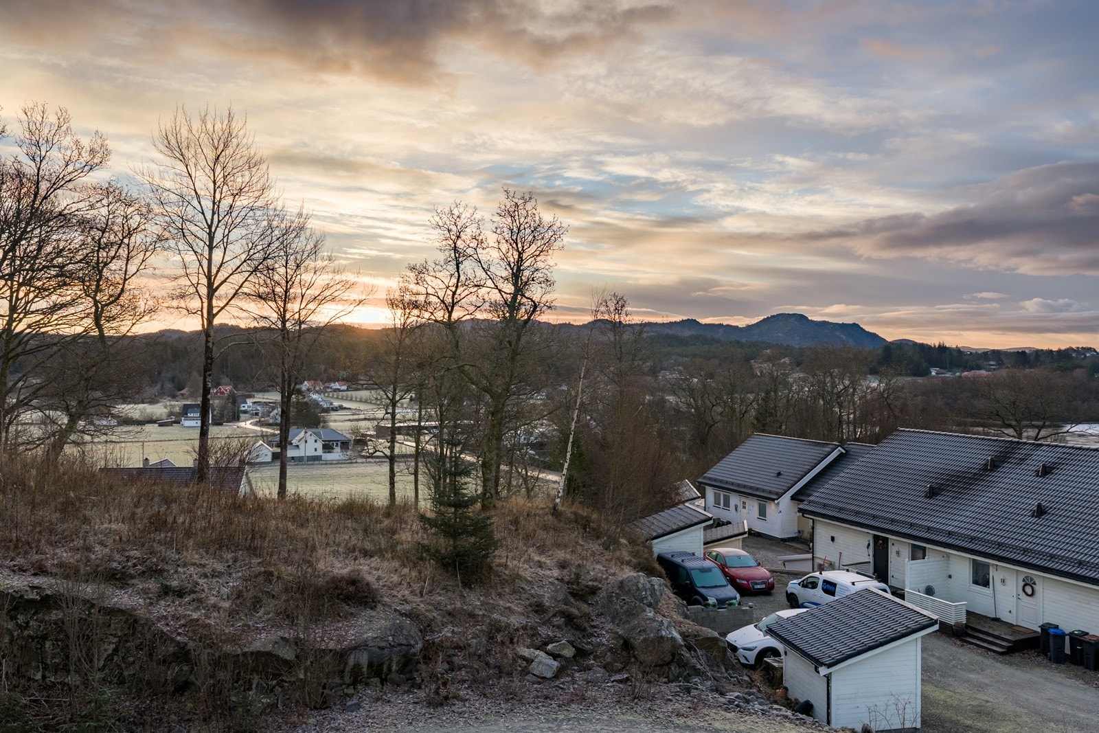 Lagt frem elektrisk til tomtegrensen vei i nedkant av tomten. Galleribilde