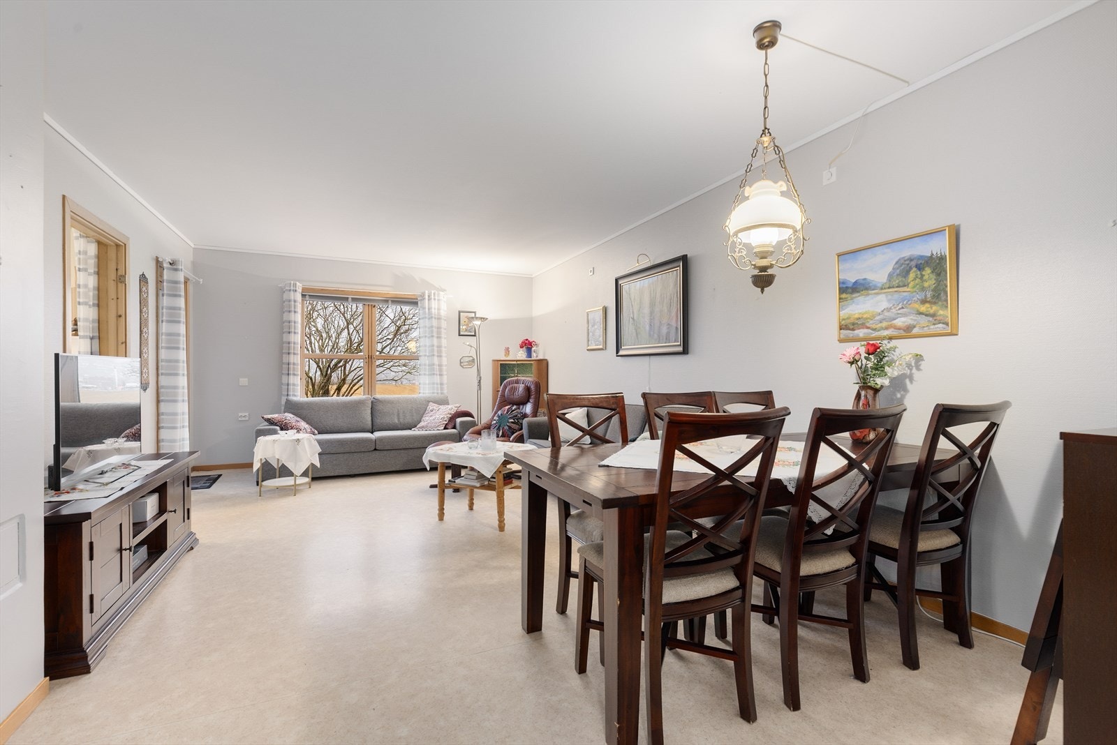 Leiligheten har en god planløsning med romslige rom og gjennomgående lyse overflater. Galleribilde