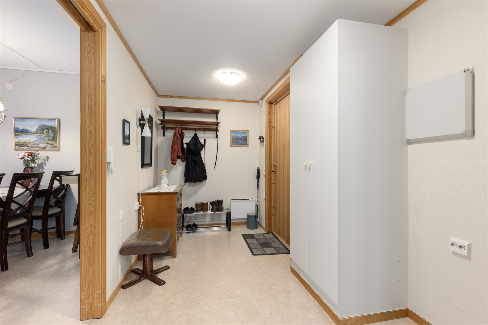 Romslig entré med god plass til sko- og yttertøy ved garderobeskap. Galleribilde