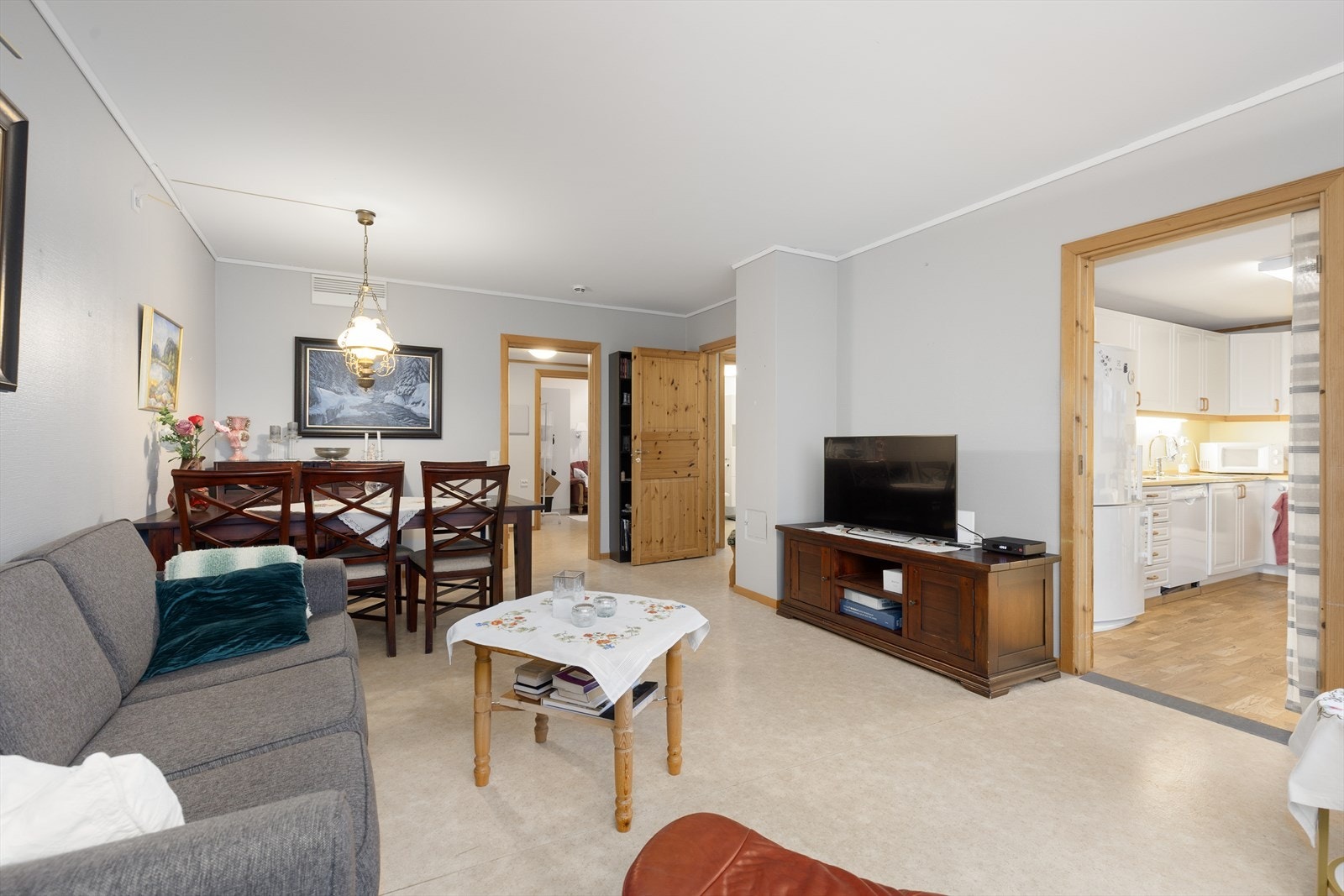 I stuen er det gode møbleringsmuligheter med plass til både sofagruppe og spisestue. Galleribilde