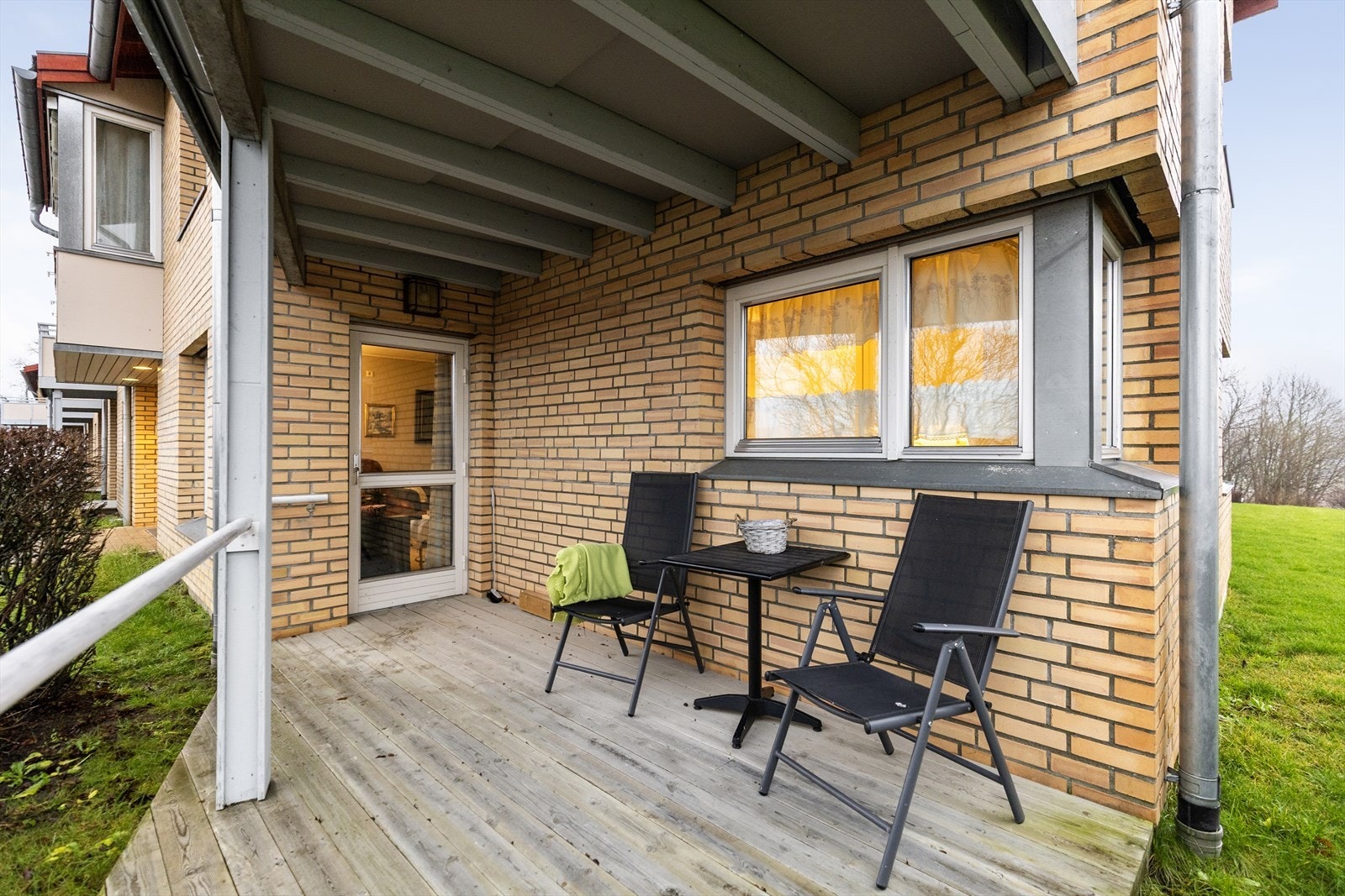 Fra sten er det utgang til hyggelig terrasse. Galleribilde