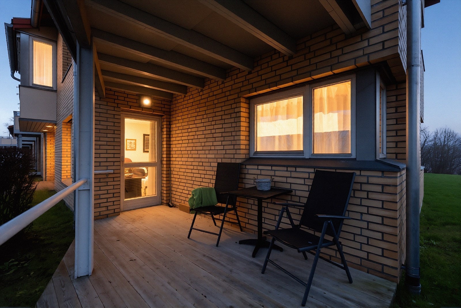 Her er det fin plass til utemøblement hvor man kan nyte solrike dager. Galleribilde