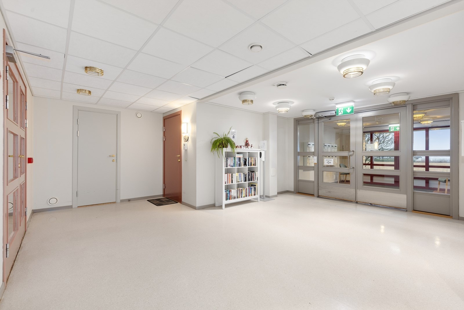 Det er enkel og lettvin adkomst til leiligheten via felles gangarealer, hvor det er ringetablå ved hovedinngangen. Galleribilde