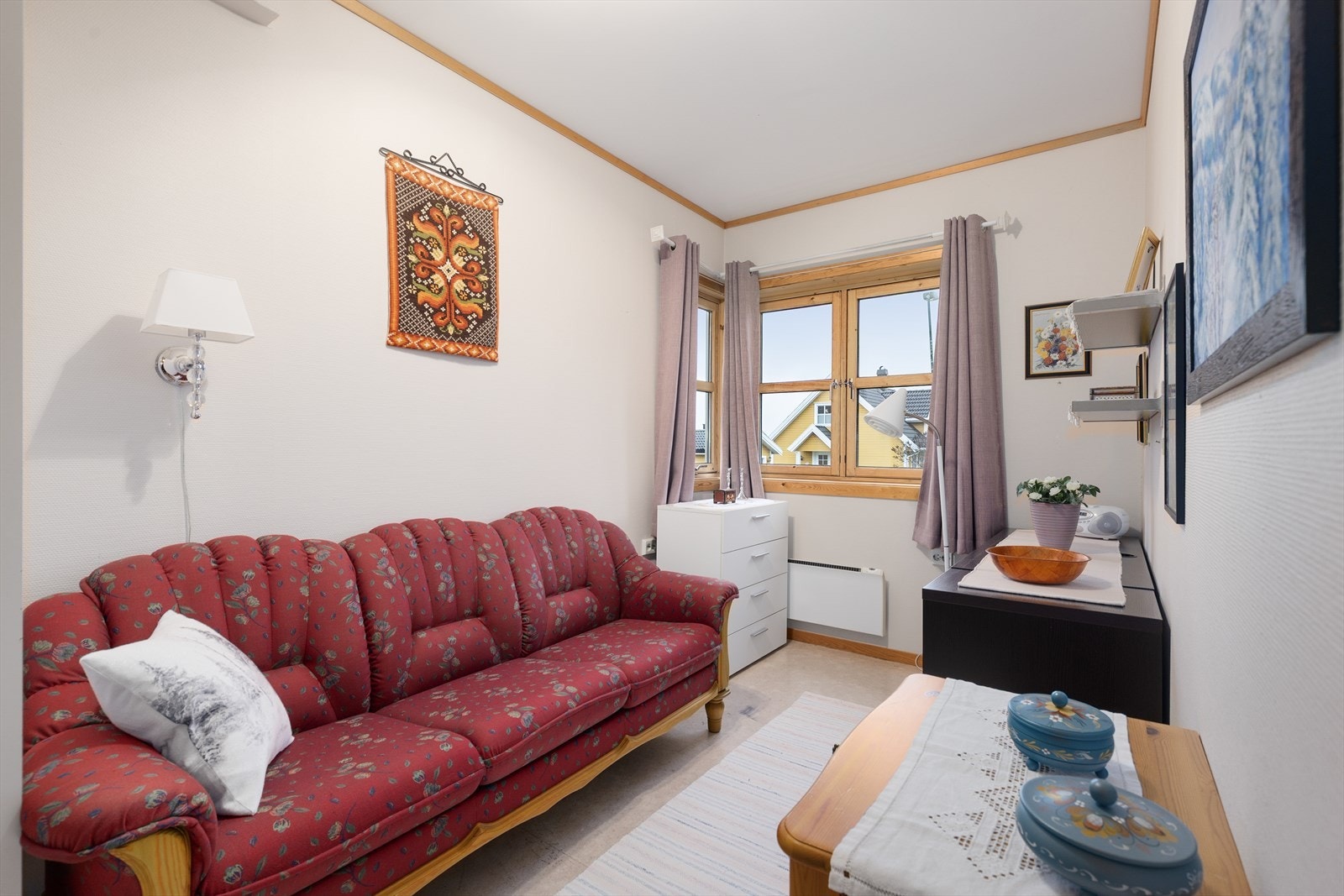 Soverommene har fin plass til oppbevaring av klær ved garderobeskap. Galleribilde