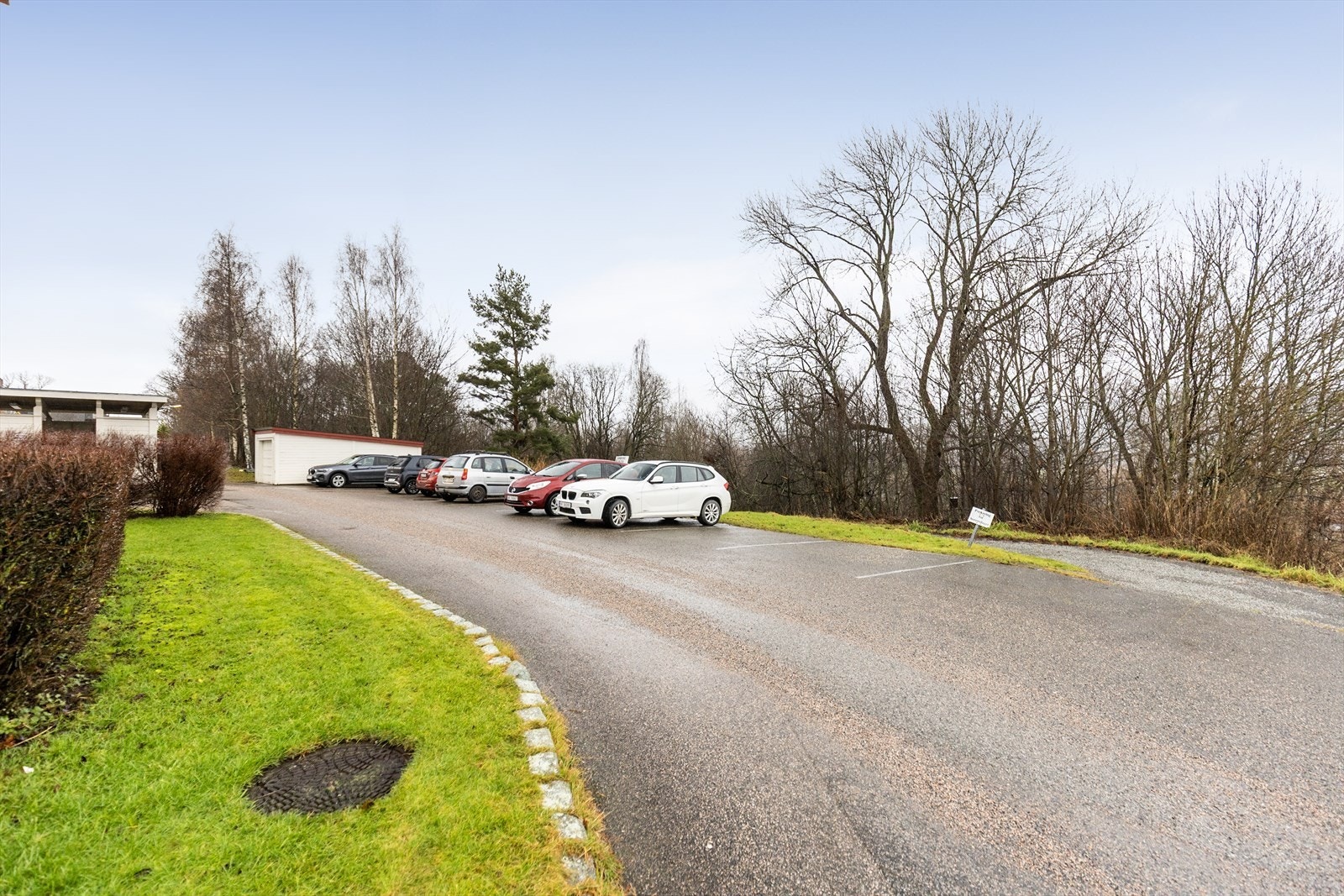 Felles parkeringsplass. Galleribilde