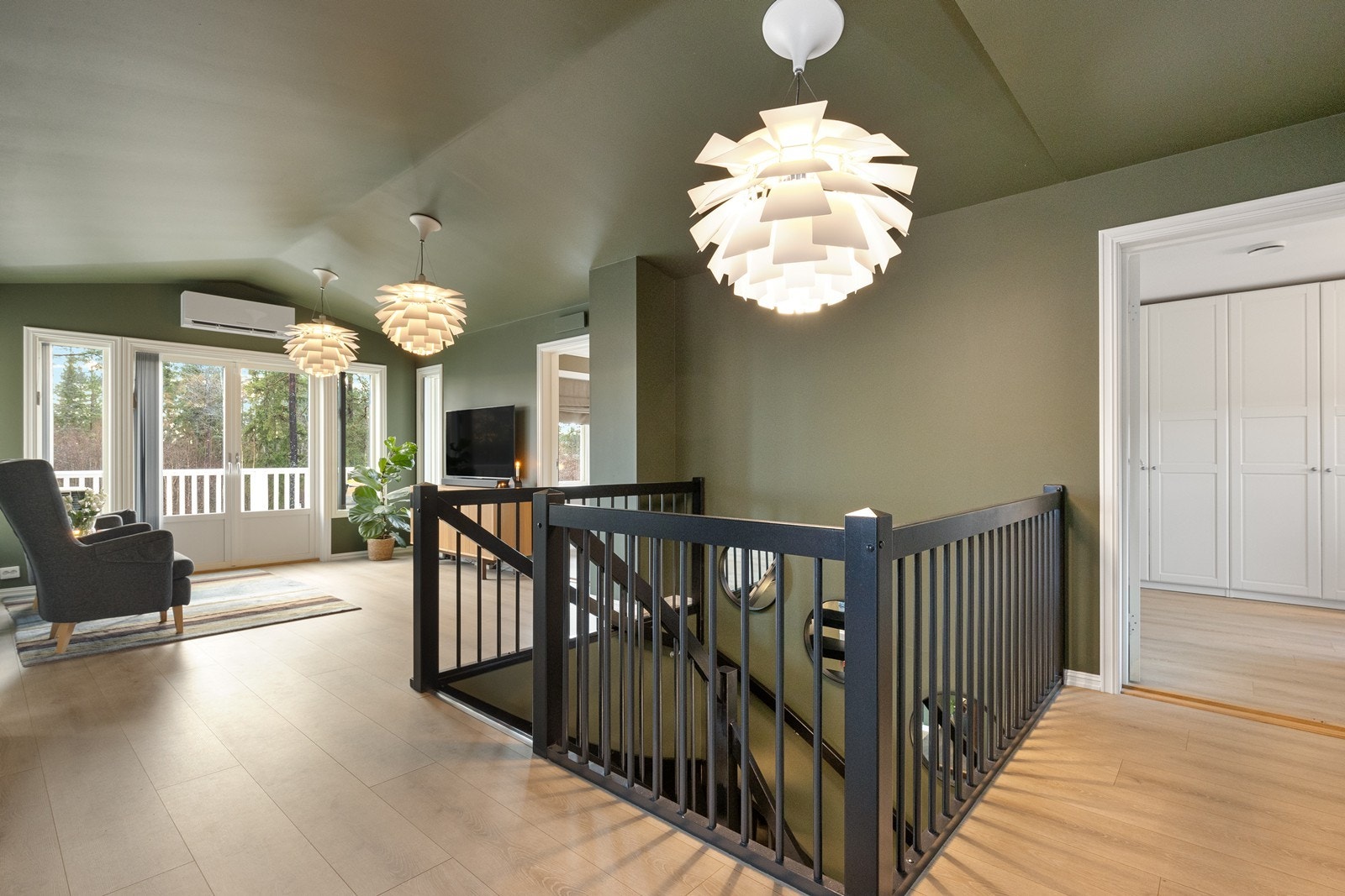 Oppe i andre etasje møtes du av en lys loftstue med utgang til balkong Galleribilde