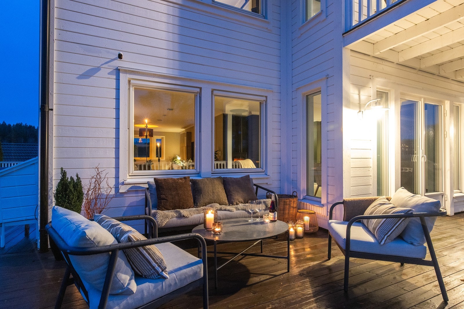 Terrassen er en flott forlengelse av stuen og et perfekt sted for sosiale sammenkomster Galleribilde