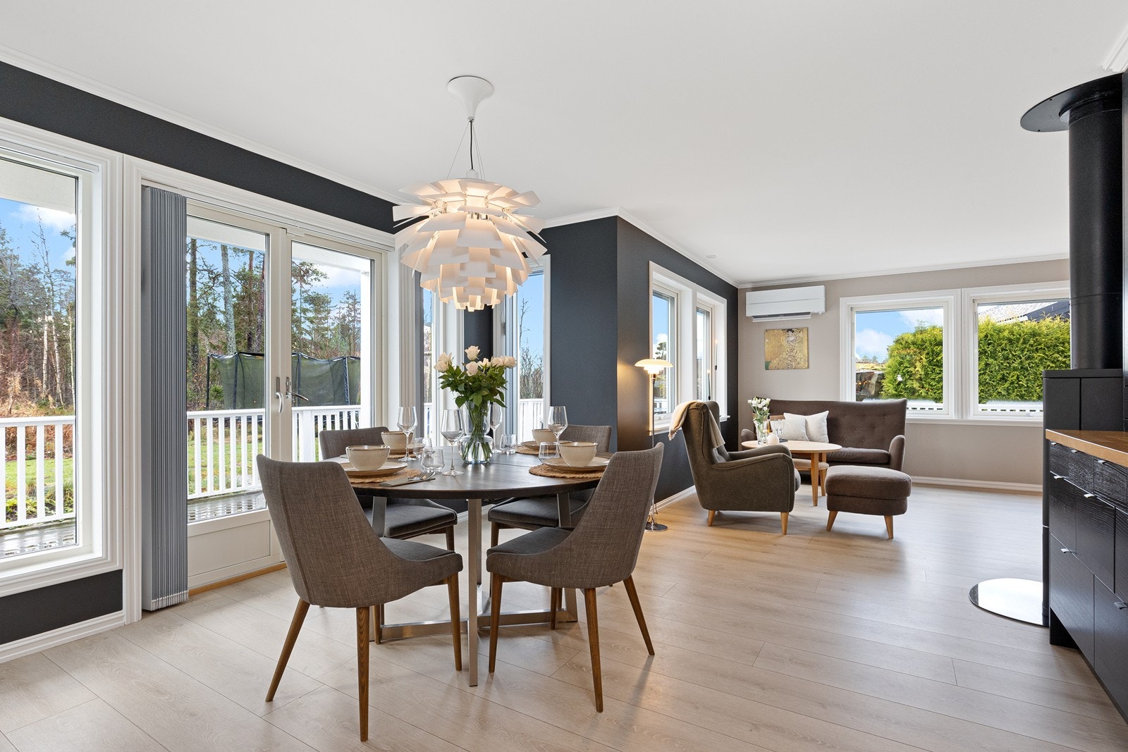 De store vinduene av 3-lags glass gir rikelig med dagslys og et lunt rom Galleribilde