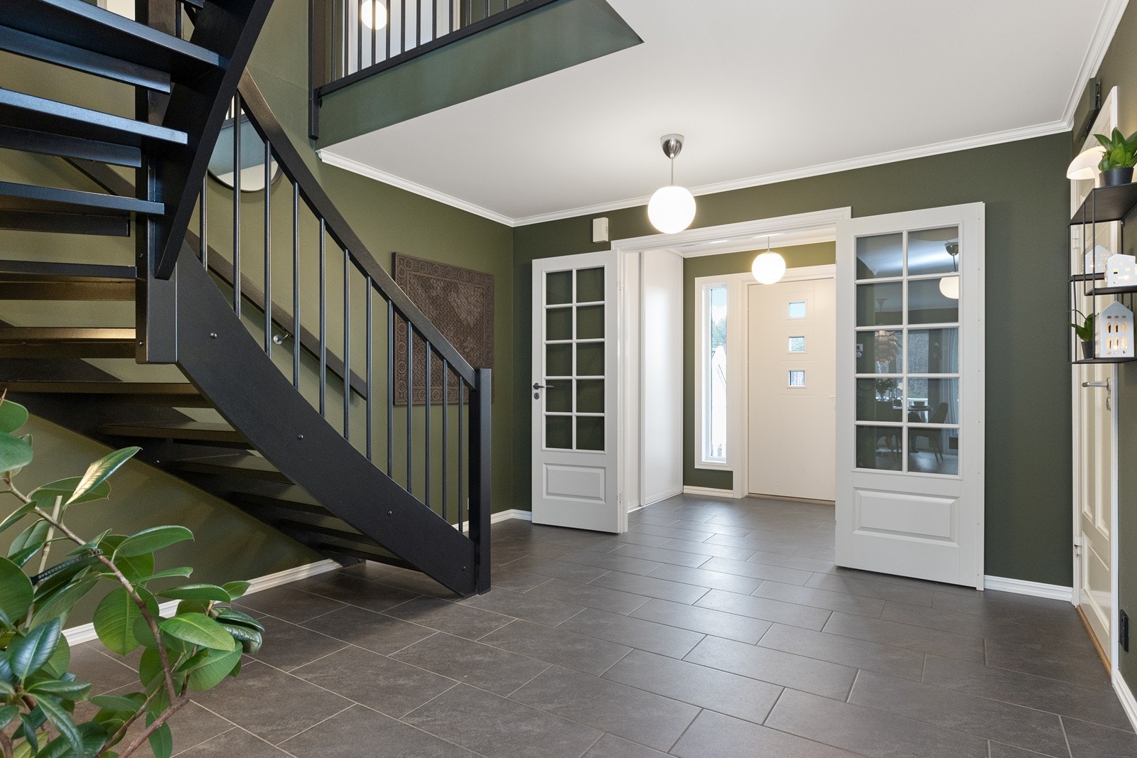 Gangen fungerer som et bindeledd mellom etasjene og boligens ulike soner Galleribilde