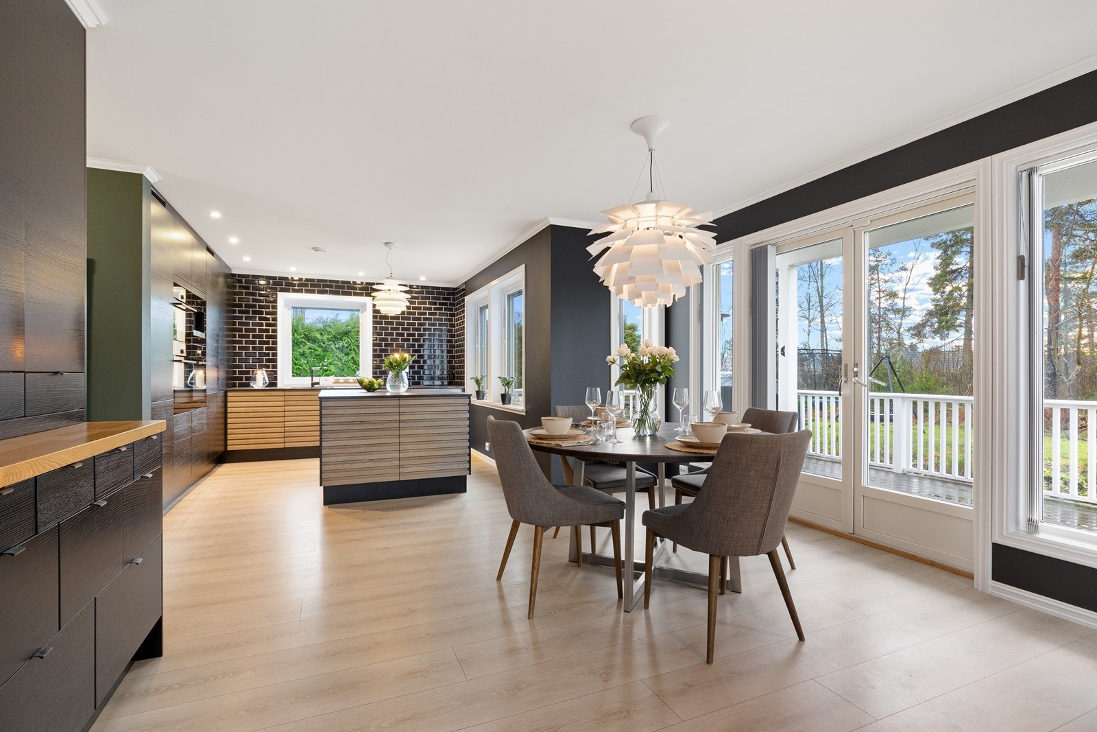 Spisestuen er et naturlig samlingspunkt mellom kjøkken og stue, med utgang til terrassen Galleribilde