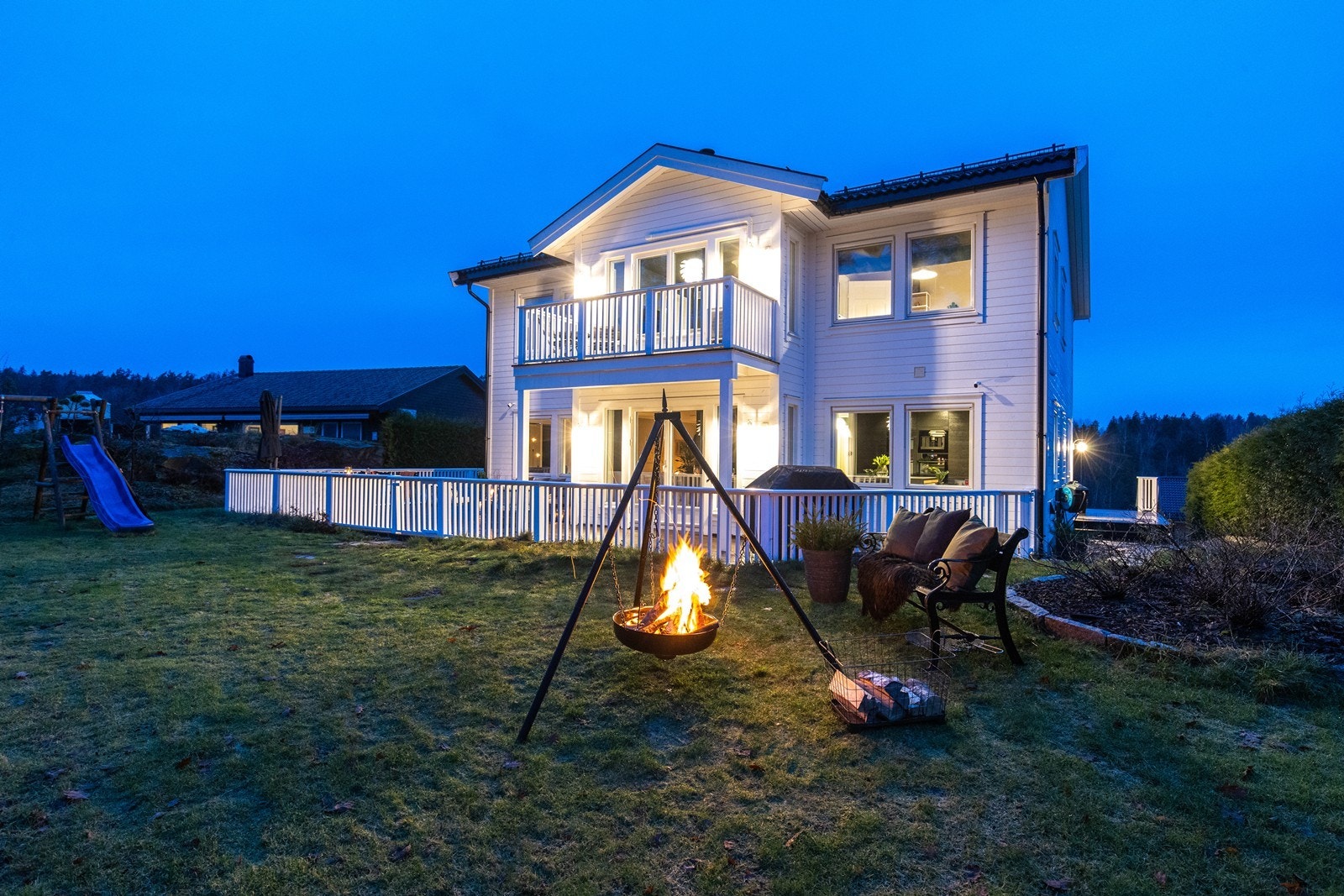 Eiendommen har et pent opparbeidet uteareal med god plass for både lek og sosialt samvær Galleribilde