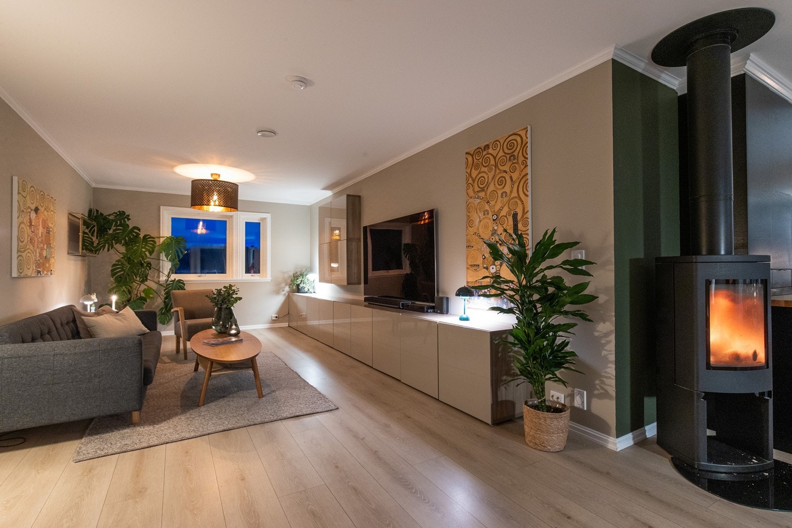 Stuen har god plass til flere sittegrupper og en fleksibel møblering Galleribilde