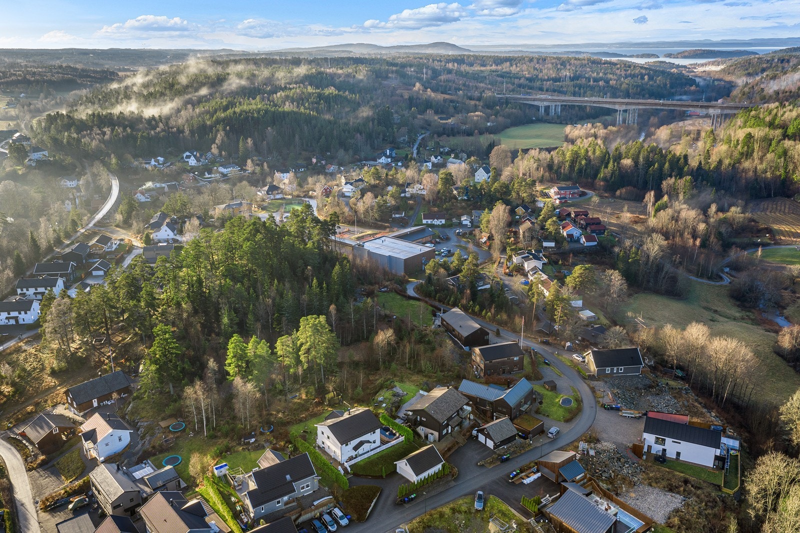 Området har flotte turmuligheter, med stier langs Såna og nærhet til skog og mark Galleribilde