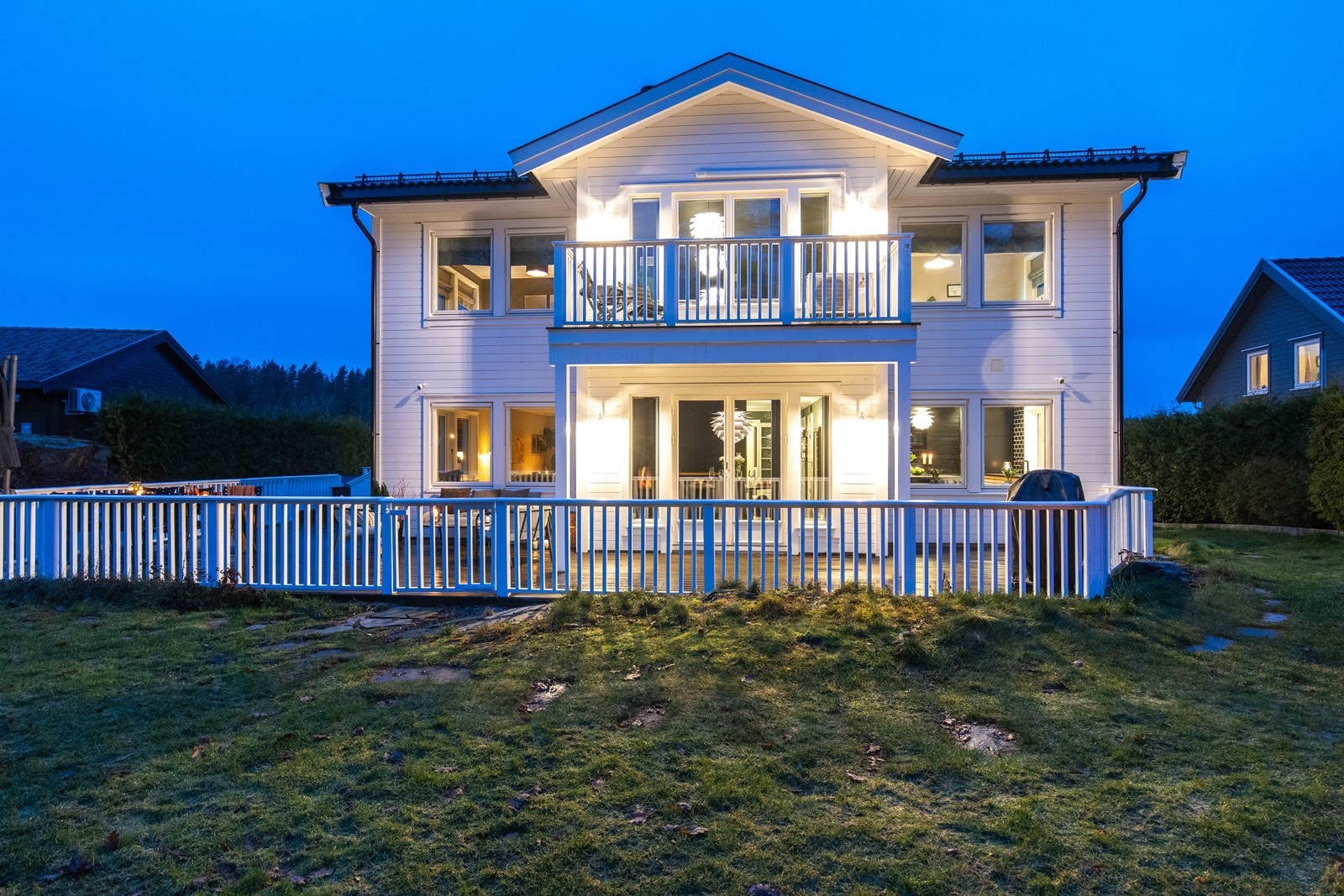 Boligen har en klassisk fasade med liggende bordkledning og tak tekket med betongtakstein Galleribilde