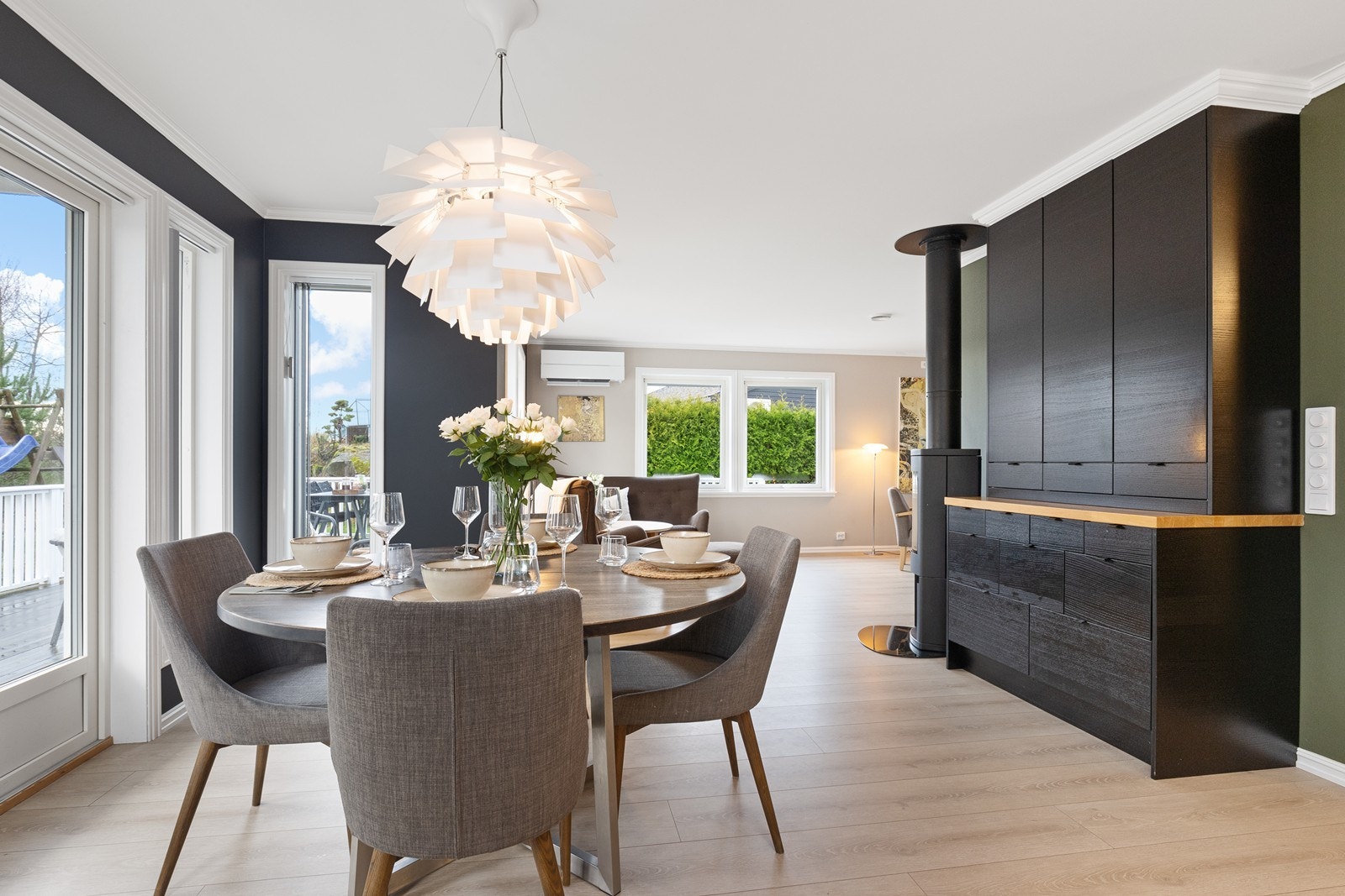 Den åpne løsningen skaper en sosial og inkluderende atmosfære i boligens hovedetasje Galleribilde