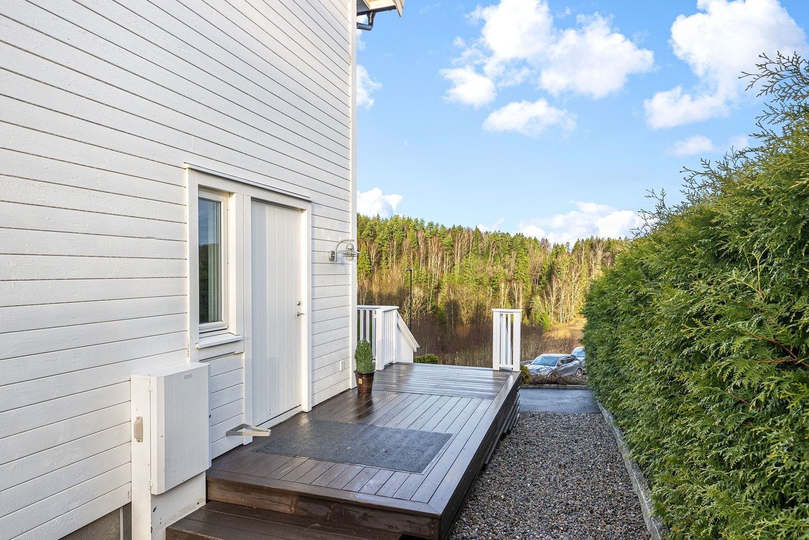 Praktisk adkomst til uteområdet også fra siden av huset Galleribilde