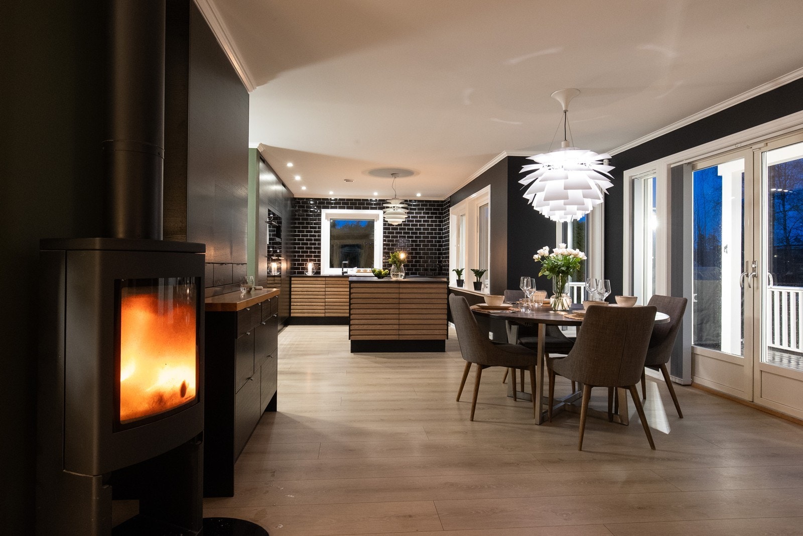 Kjøkkenet og spisestuen danner en sosial sone Galleribilde