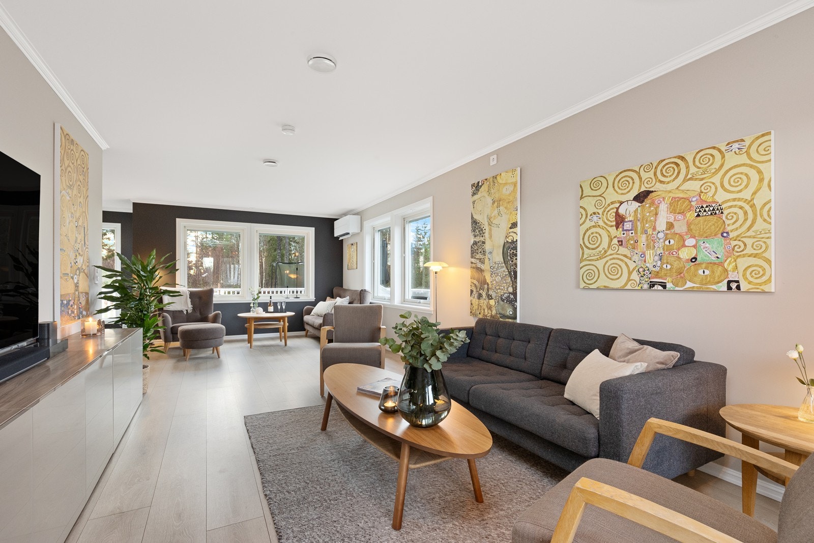 Stuen i første etasje er lys og luftig med store vindusflater Galleribilde