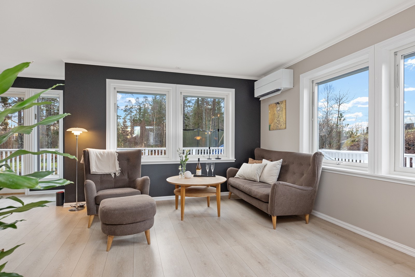 En av boligens to luft-til-luft-varmepumper er plassert her for effektiv oppvarming Galleribilde