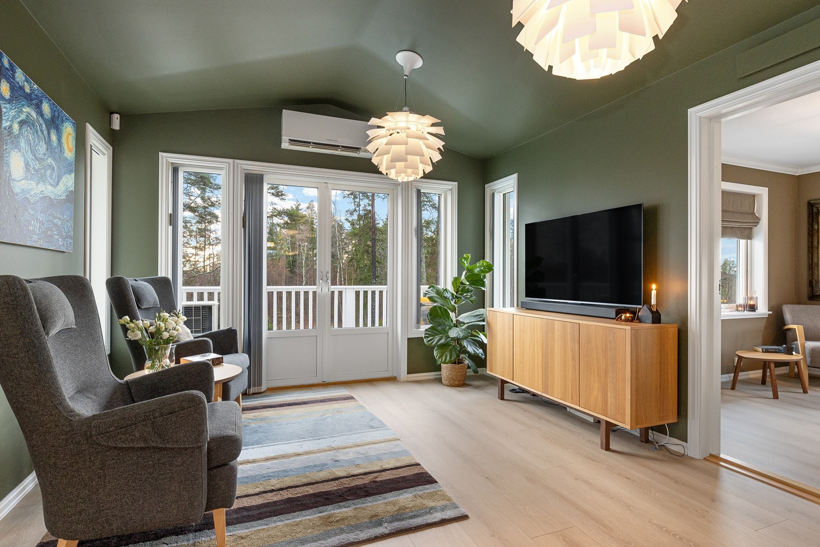 Balkongen på ca. 6 m² er en fin uteplass med plass til en liten sittegruppe Galleribilde