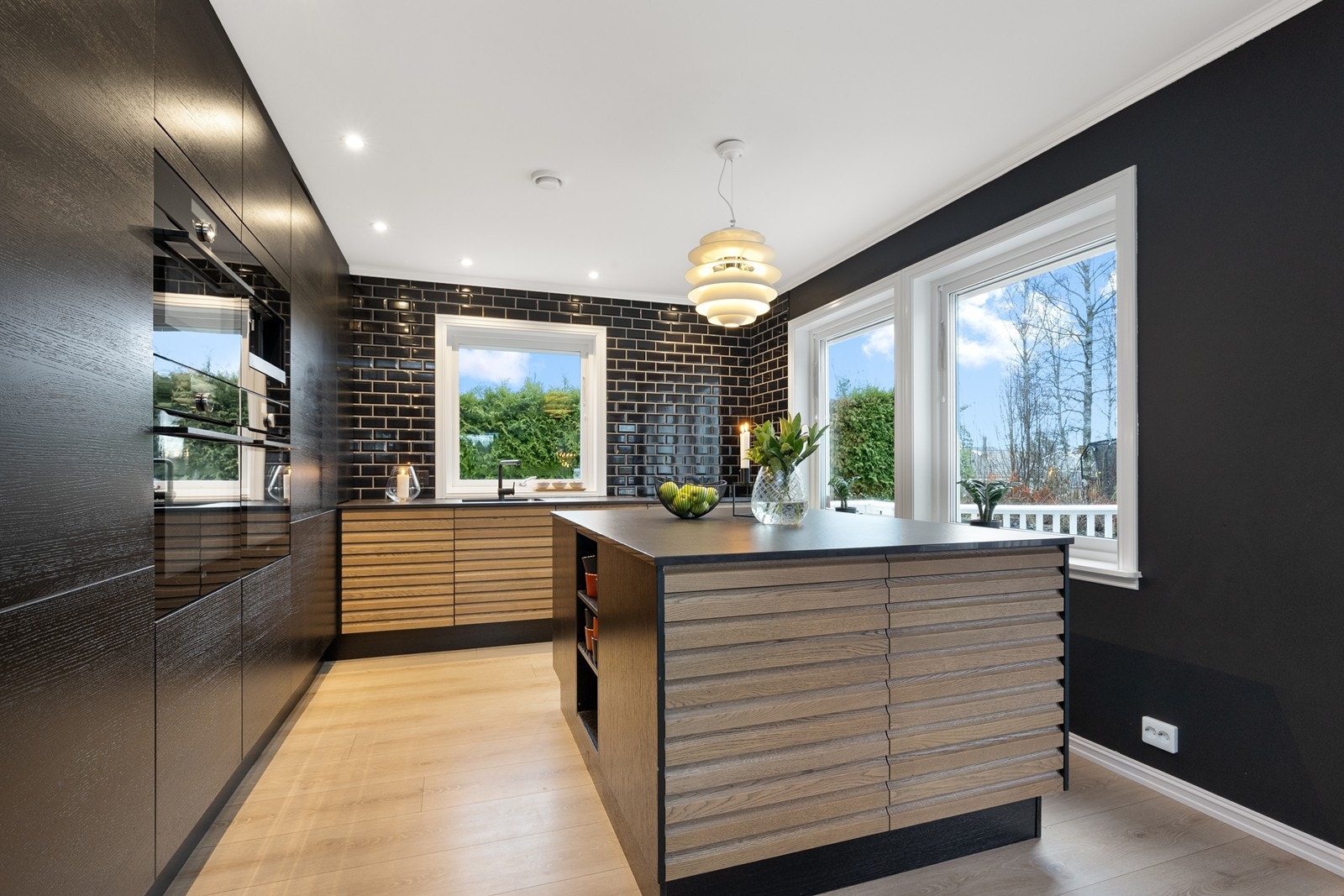 Kjøkkenet har en funksjonell kjøkkenøy og rikelig med skap- og benkeplass Galleribilde