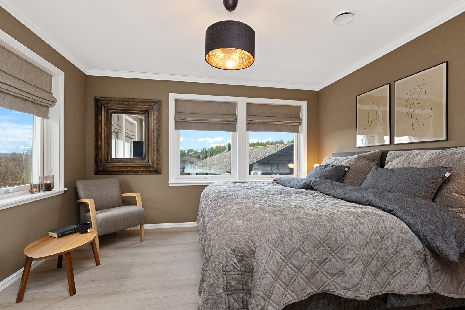 Hovedsoverommet er romslig og har god plass til dobbeltseng og garderobeløsning Galleribilde