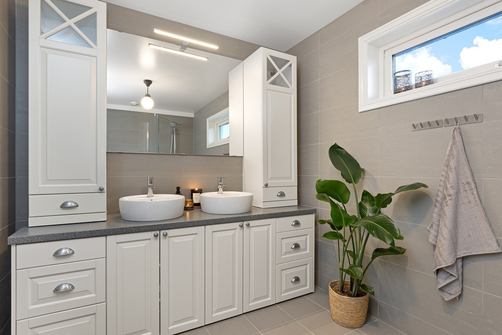 Dobbel servant med rikelig oppbevaringsplass gjør morgenstellet effektivt for hele familien Galleribilde