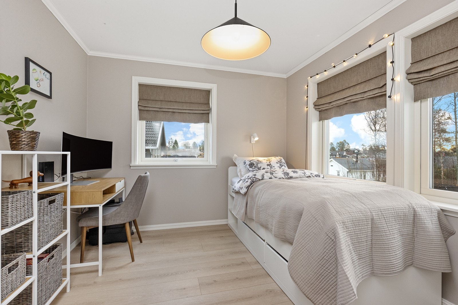 Store vindusflater gir godt med naturlig lys i alle soverommene Galleribilde