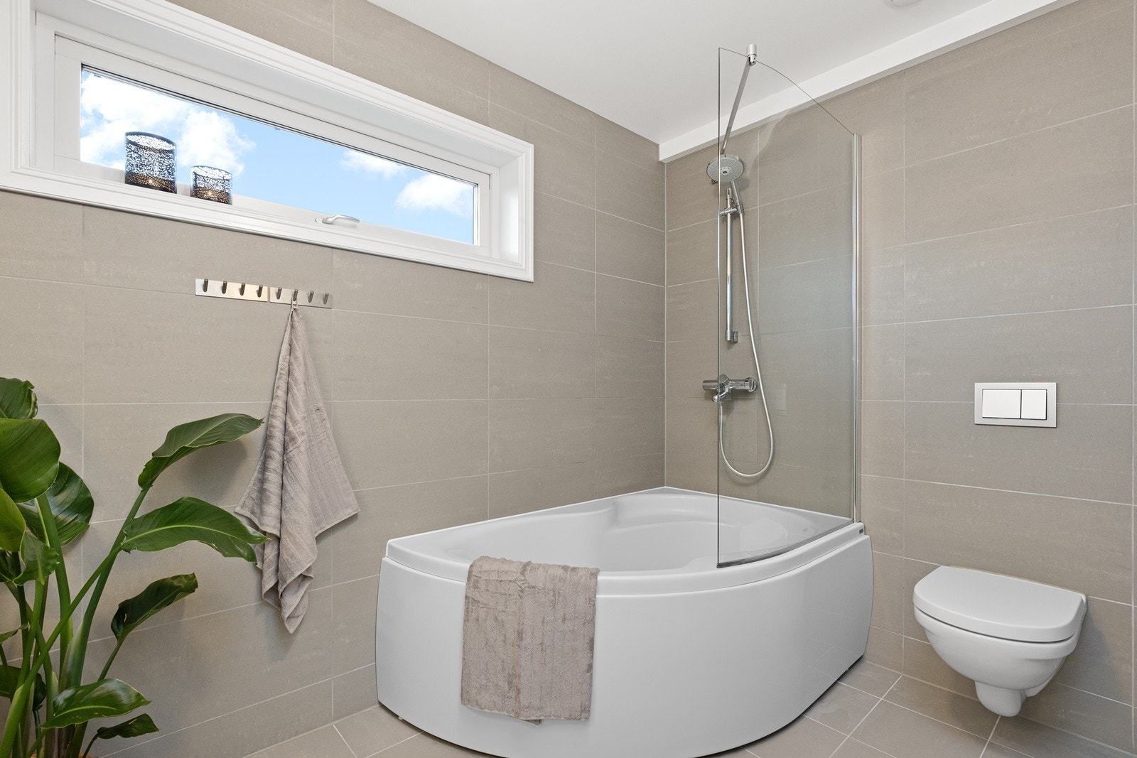 Her er det også vegghengt toalett og varme i gulvet for økt komfort Galleribilde