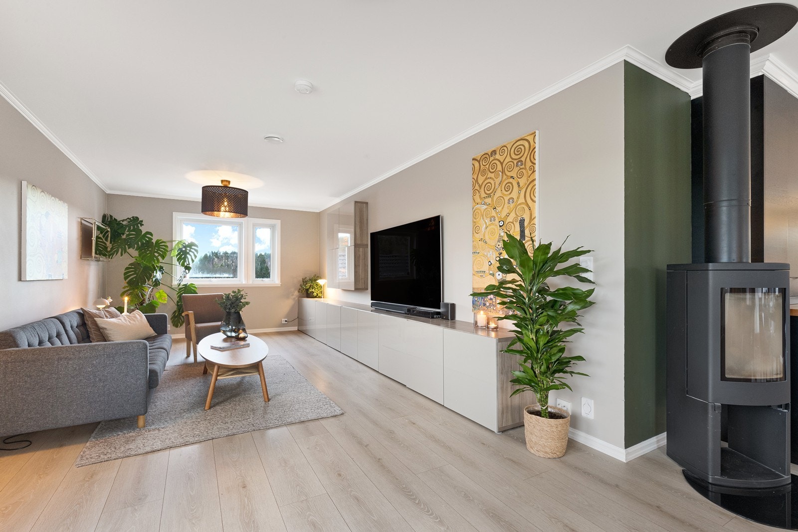 En moderne vedovn sørger for både varme og en hyggelig atmosfære på kalde dager Galleribilde