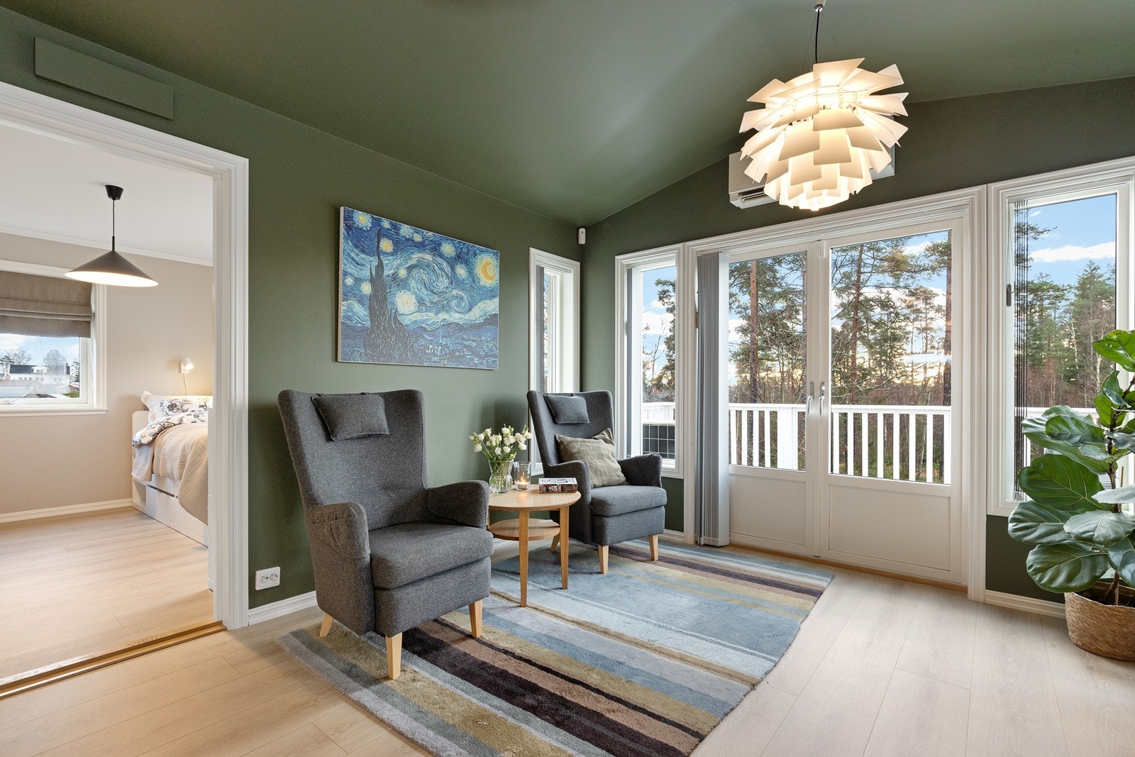 Etasjen har en praktisk planløsning med soverommene samlet rundt loftstuen Galleribilde