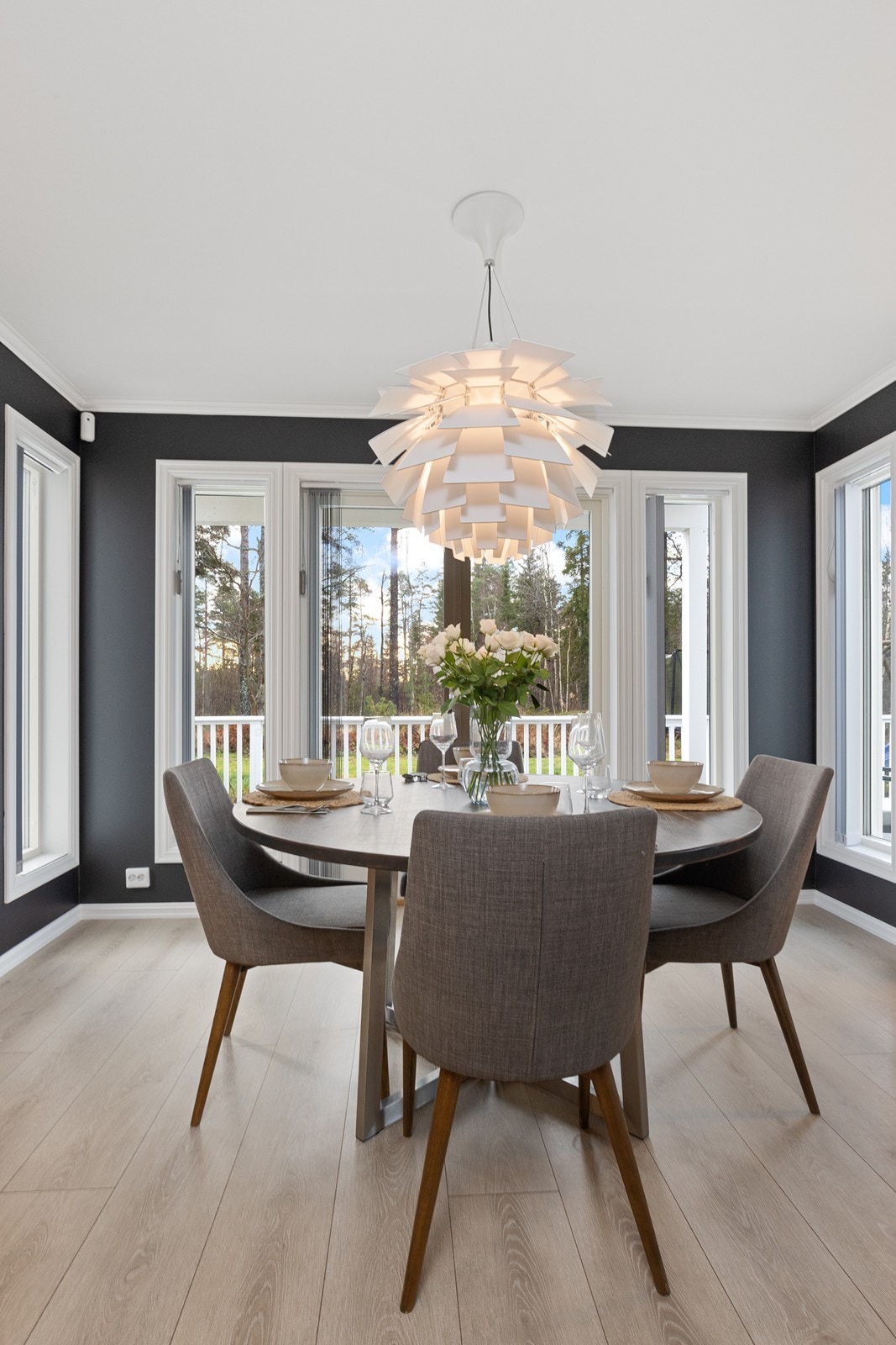 Her er det god plass til et stort spisebord for måltider med familie og venner Galleribilde