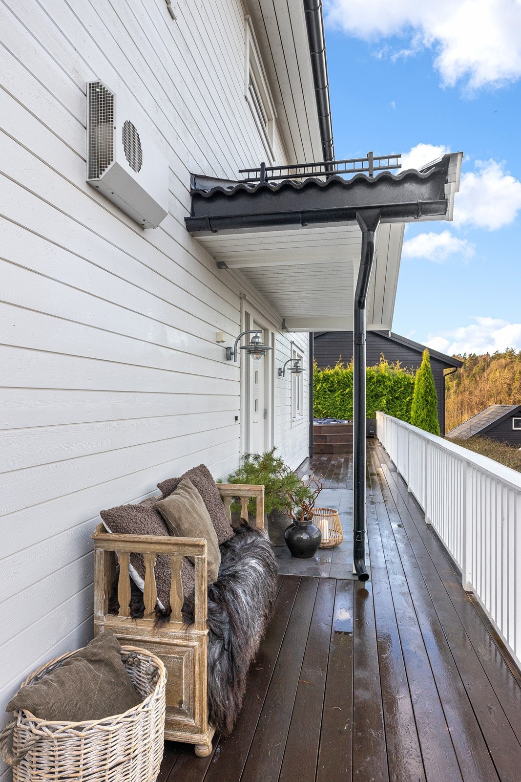 En overbygd del av terrassen gir ly for vær og vind Galleribilde