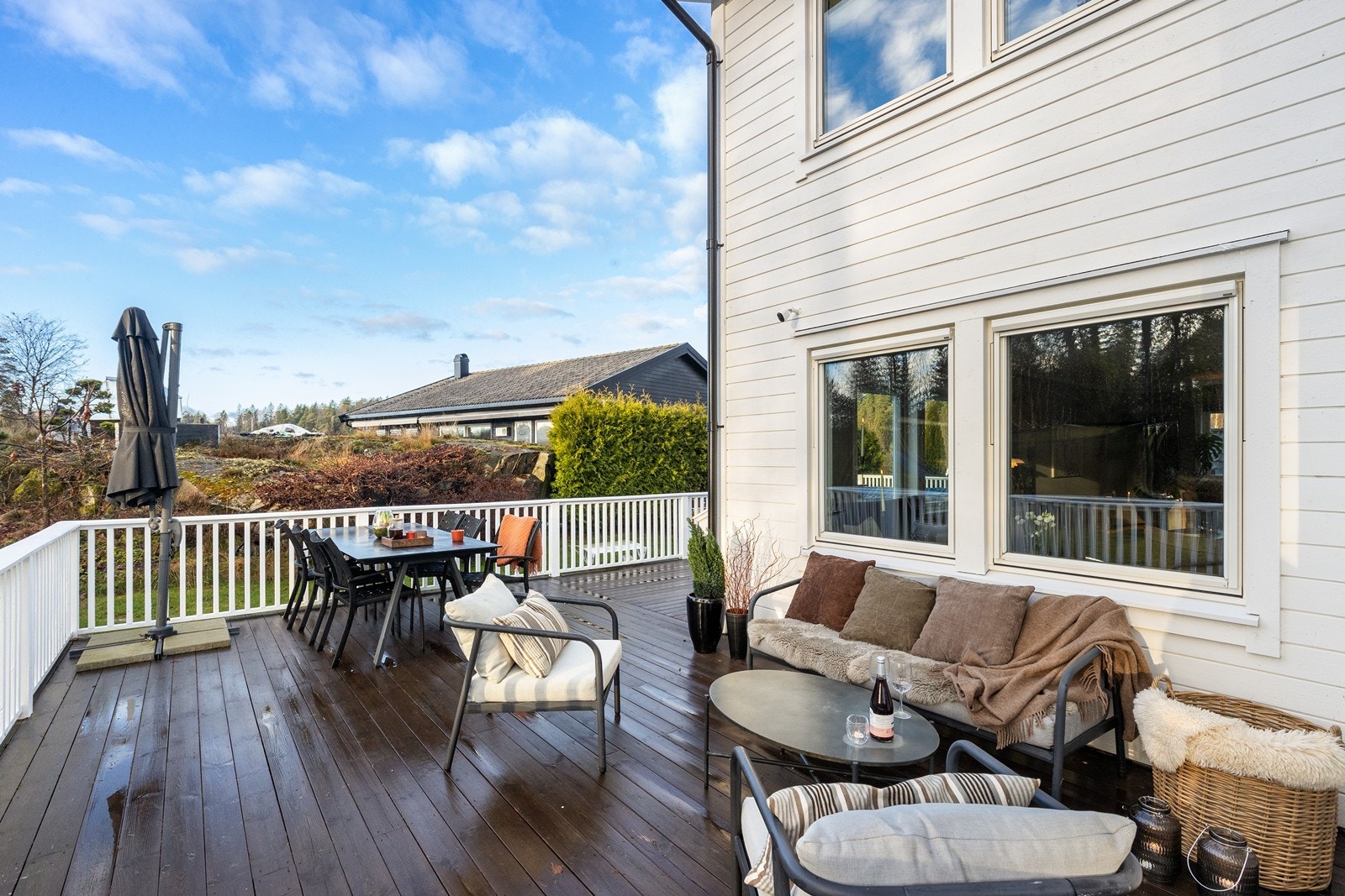 Her er det god plass til både spisebord og en komfortabel loungegruppe Galleribilde